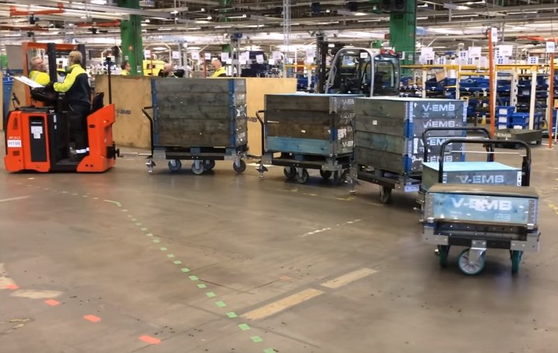 FlexQube Material Handling tugger train