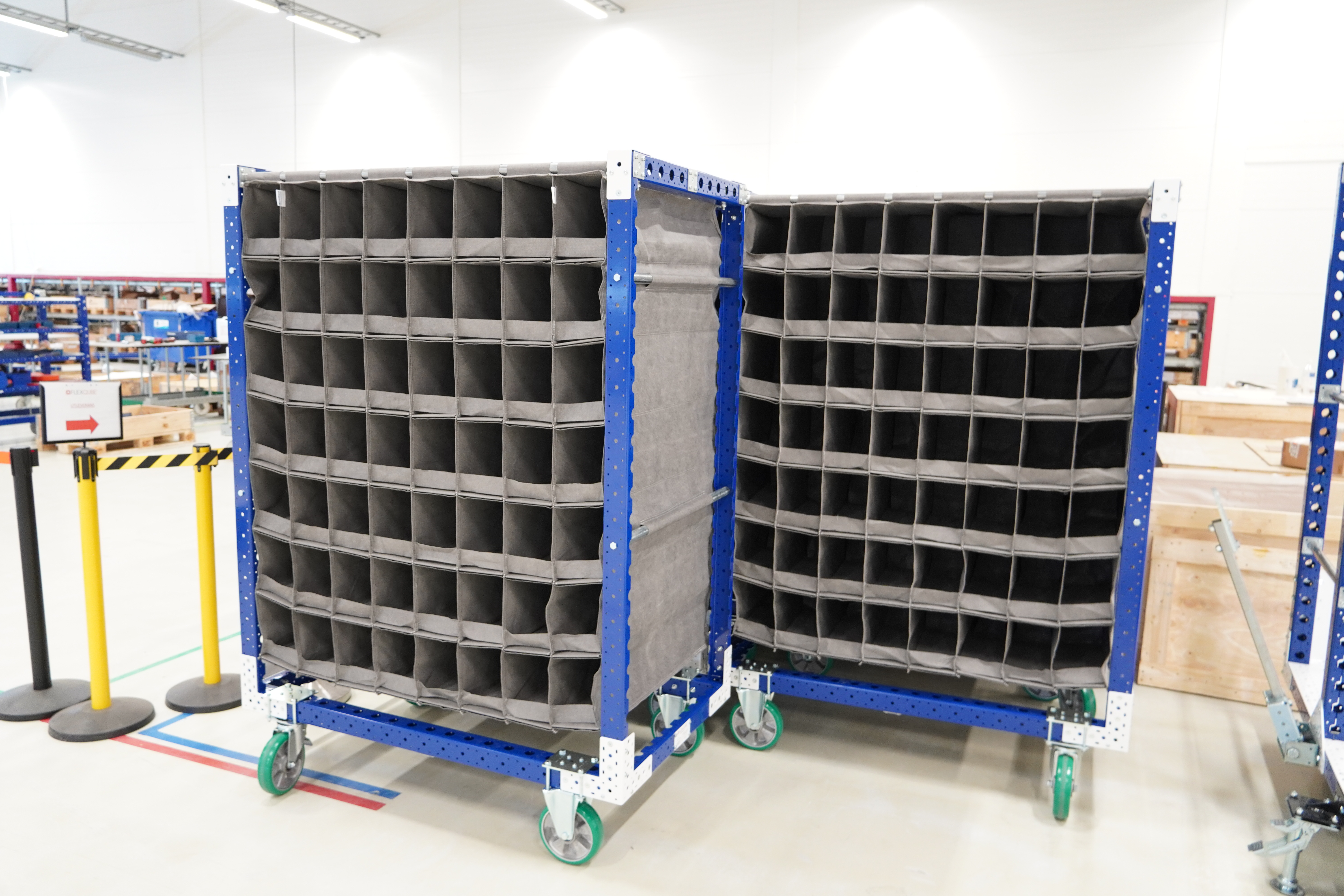 transport_cart_with_pockets_copmartments