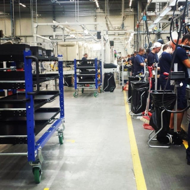 Carritos FlexQube en la línea de ensamblaje