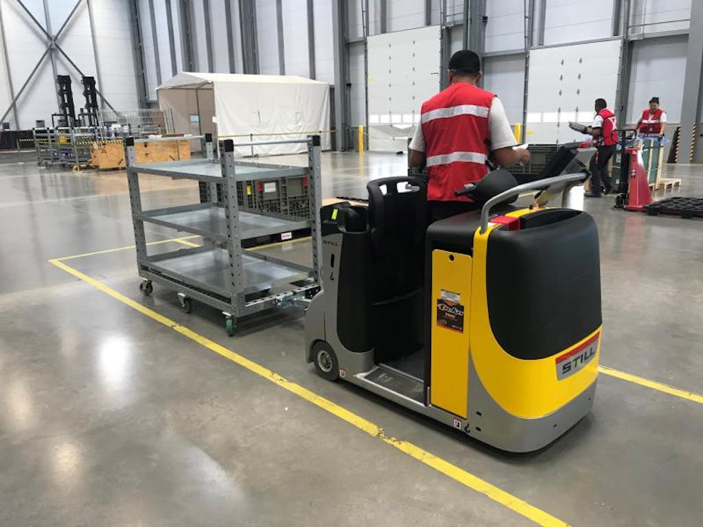 Carrito de Manejo de Materiales con estante en una fábrica