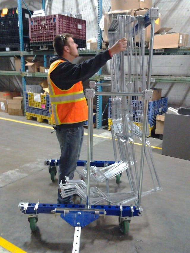 Carrito para colgar FlexQube en una fábrica