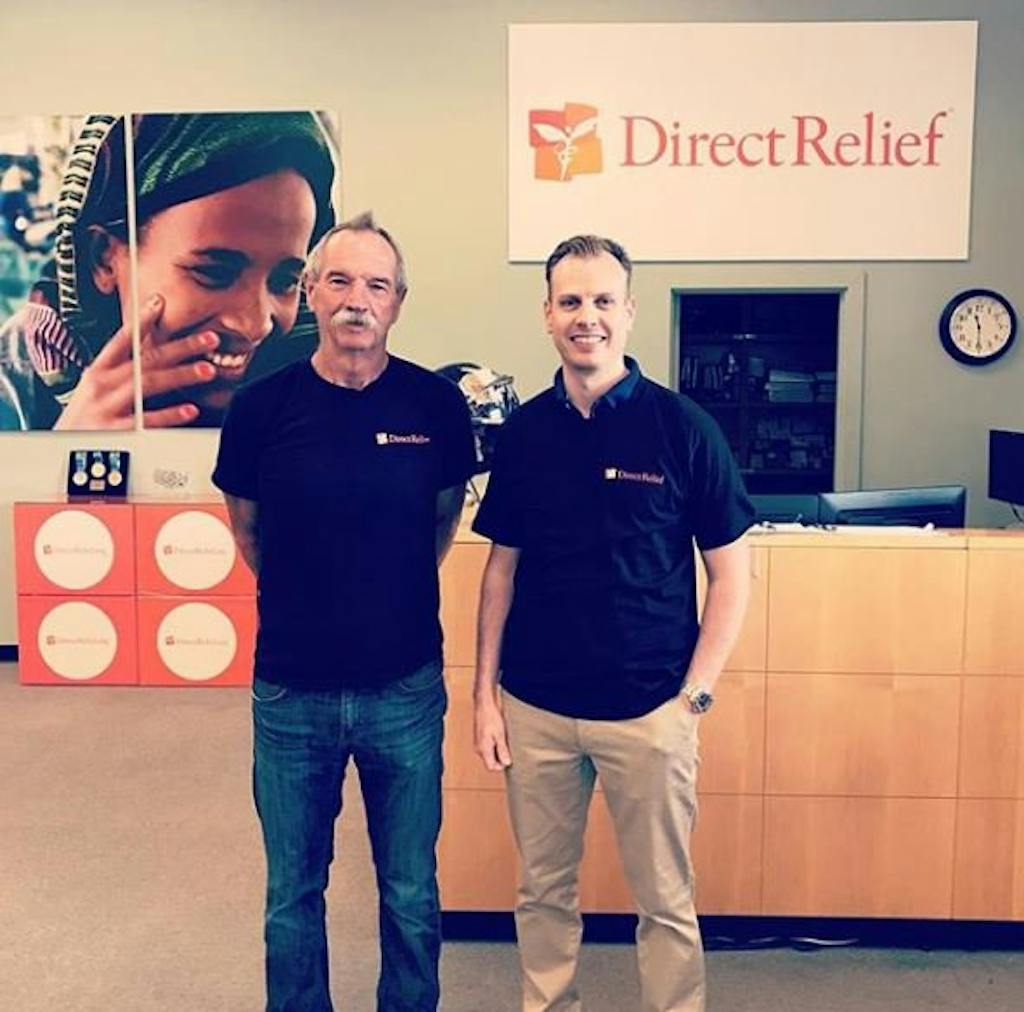 CEO de FlexQube Anders Fogelberg con el Director de ayuda directa