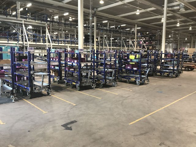 Regalwagen in einer Fabrik
