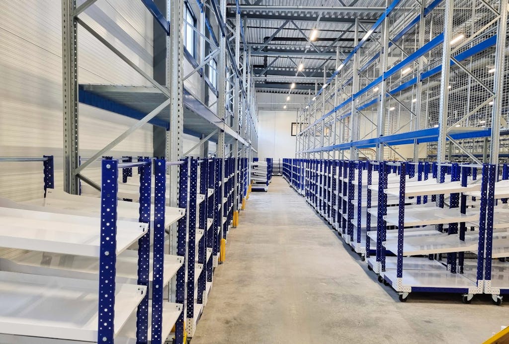 Top 5 Benefits of Gravity Flow Racks in Manufacturing